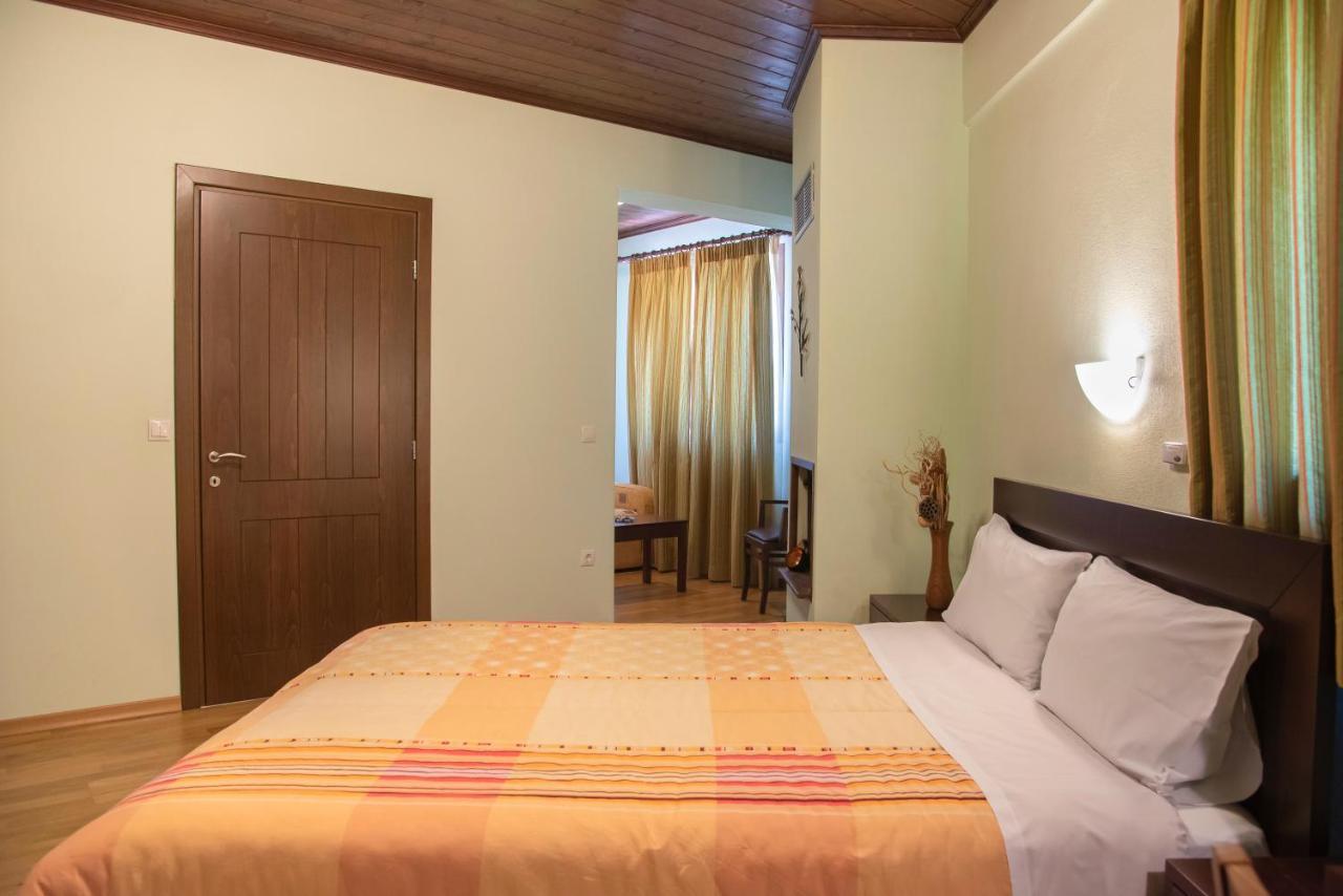 Hotel Dryades Eláti Екстериор снимка